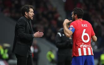 epa11135027 Atletico Madrid's head coach Diego 'Cholo' Simeone (L) chats with his team's captain Koke Resurreccion (R) during the Spanish King's Cup first leg semifinal match between Atletico de Madrid and Athletic Club in Madrid, Spain, 07 February 2024.  EPA/Kiko Huesca