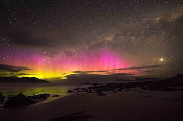 365 giorni di aurora nei cieli scuri della Tasmania