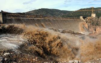 Un'immagine della diga di Torpé (Nuoro) dopo il violento nubifragio, 19 novembre 2013.
ANSA/MASSIMO LOCCI