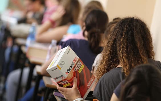 Scuola, in Cdm decreto nuova Maturità: l’esame orale sarà obbligatorio e rinnovato Scuola, in Cdm decreto nuova Maturità: l’esame orale sarà obbligatorio e rinnovato