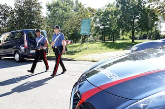 Sopralluogo dei carabinieri nel parco di via Ovidio, all'angolo con via Roma, dove nella notte c'è stata una sparatoria in strada, Cologno Monzese, 7 agosto 2023. ANSA/ SERGIO PONTORIERO