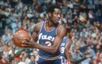 LANDOVER, MD - CIRCA 1975: Fred Carter #3 of the Philadelphia 76ers grabs control of the ball against the Washington Bullets during an NBA basketball game circa 1975 at the Capital Centre in Landover, Maryland. Carter played for the 76ers from 1971-76. (Photo by Focus on Sport/Getty Images) *** Local Caption *** Fred Carter