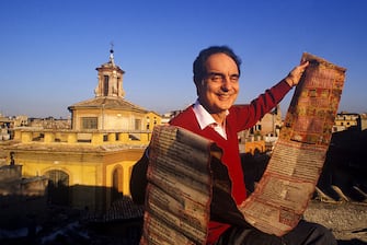 L'Ã©crivain italien Italo Calvino chez lui Ã  Rome en dÃ©cembre 1984, Italie. (Photo by Gianni GIANSANTI/Gamma-Rapho via Getty Images)