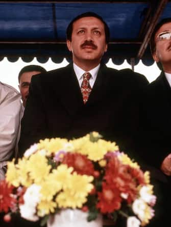 Tayip Erdogan, maire d'istanbul, s'adresse à la foule durant un meeting, en octobre 1995.