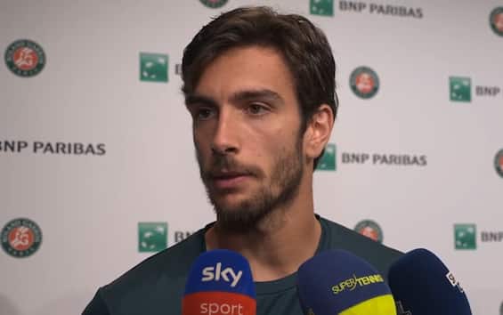 https://static.sky.it/editorialimages/d12d320a6d8d025292128f0c638ae23d8f9aaf75/skysport/it/tennis/video/2025/06/06/musetti-roland-garros-intervista-video/musetti_screen_7.jpg?im=Resize,width=565