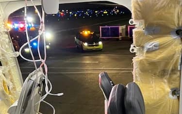 Frame di un video pubblicato su TikTok e su Instagram da "vy / elizabeth" in cui si vede il finestrino esploso del volo Alaska Airlines. +++ATTENZIONE: IL FRAME NON PUO' ESSERE PUBBLICATO SENZA L'AUTORIZZAZIONE DELLA FONTE DI ORIGINE CUI SI RINVIA+++ NPK +++ (aereo)