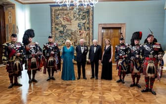 epa12021633 Italian President Sergio Mattarella (C-R) with and his daughter Laura Mattarella (R), Britain's King Charles III (C-L) and Queen Camilla (L) pose as they meet the Royal Pipers during the State Banquet at the Quirinale Palace in Rome, Italy, 09 April 2025.  EPA/PAOLO GIANDOTTI / QUIRINALE PALACE PRESS OFFICE HANDOUT HANDOUT EDITORIAL USE ONLY/NO SALES
