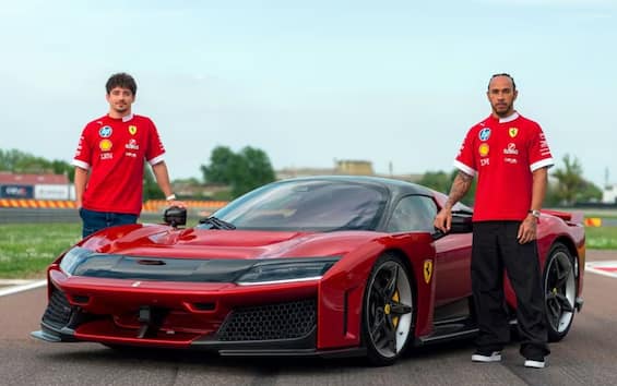 https://static.sky.it/editorialimages/d17ad06fe75a6aeb4e683be3519ddd2d1d566646/skysport/it/motori/video/2025/06/21/hamilton-leclerc-ferrari-f80-supercar-ibrida-fiorano-test/leclerc_hamilton_f80_ferrari_sito.jpg?im=Resize,width=565