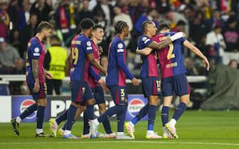 epa12021397 Barcelona's Raphinha (2-R) celebrates with teammates after scoring the 1-0 goal during the UEFA Champions League quarter-final first leg match between FC Barcelona and Borussia Dortmund at the Estadio Olimpico Lluis Companys in Barcelona, Spain, 09 April 2025.  EPA/Siu Wu