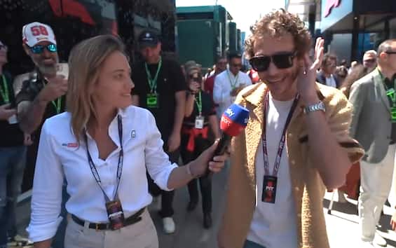 https://static.sky.it/editorialimages/d188089d5123f81ad656e9e7bfa8d62fc5b14e27/skysport/it/motori/formula-1/video/2025/05/18/f1-gp-imola-valentino-rossi-intervista-video/rossi-stamp.jpg?im=Resize,width=565
