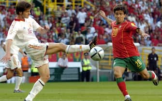 epa000216187 Portuguese player Deco (R) takes aim in front of Spanish player Xabi Alonso during the EURO 2004 Group A match between Spain and Portugal at the Jose de Alvalade stadium in Lisbon on Sunday, 20 June 2004.  EPA/BERND WEISSBROD NO MOBILE PHONE APPLICATIONS
