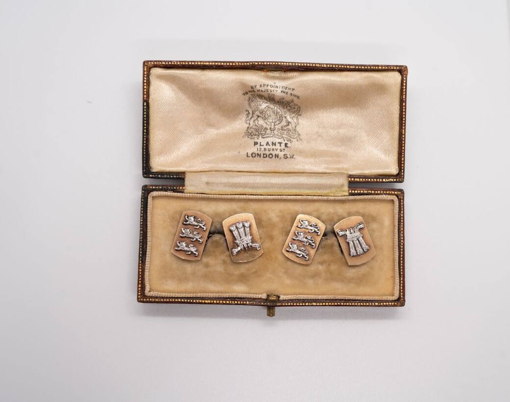 Gemelli con simboli del duca del Galles e dell’Inghilterra. Inghilterra, 1932 ca., Henry Hodson Plante, collezione privata Demaldè, Milano. Oro giallo e oro bianco.