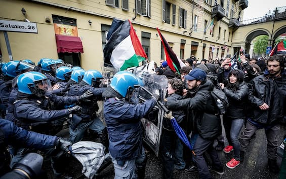 Corteo a Torino, scontri tra studenti pro Palestina e forze dell’ordine: feriti