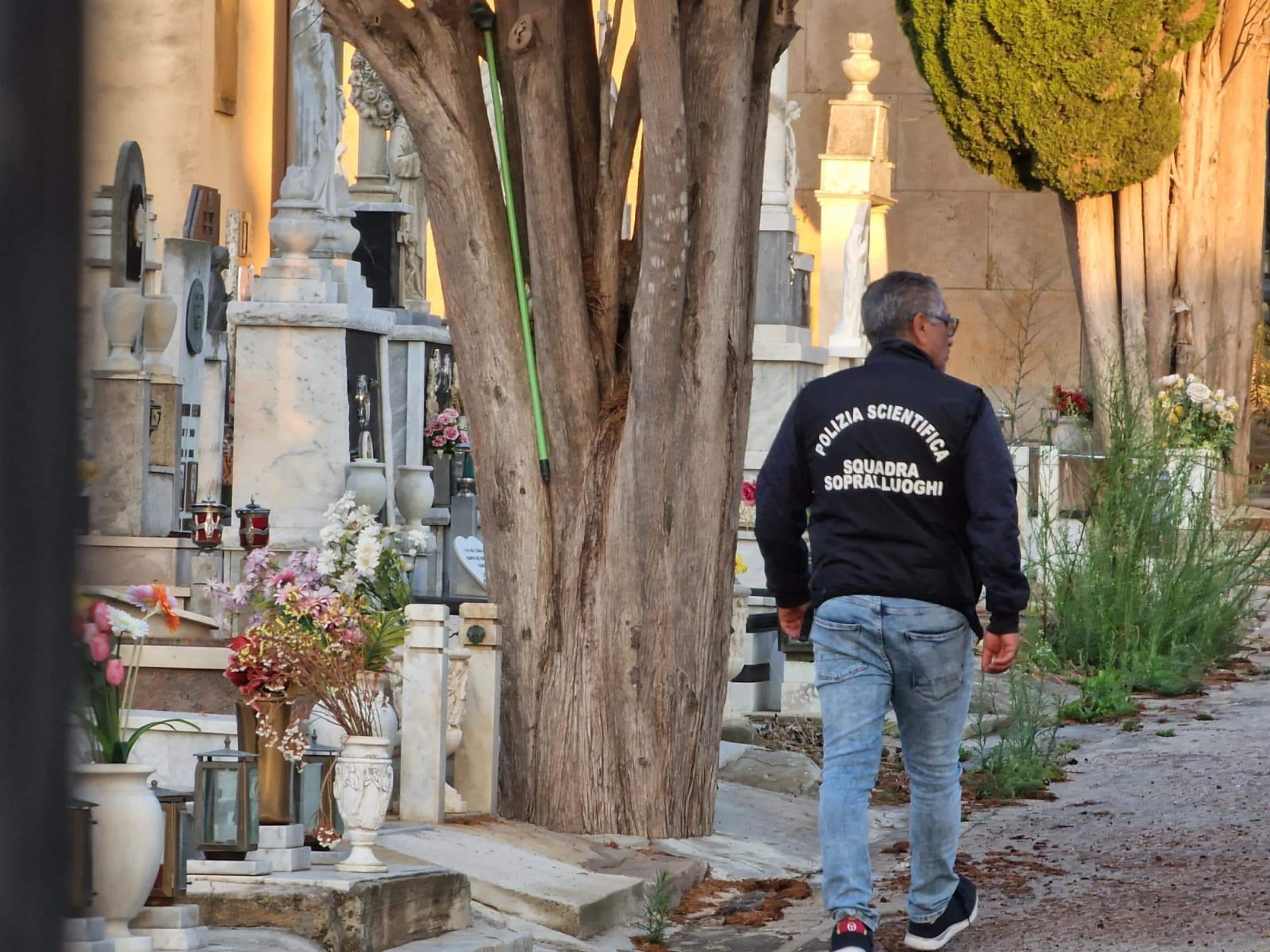 Un agente della polizia scientifica, squadra sopralluoghi, all'interno del cimitero di Castelvetrano, presidiato dalle forze dell'ordine dalle 5 del mattino, 27 settembre 2023. Tutte le entrate del camposanto, dove è atteso il carro funebre con la salma di Matteo Messina Denaro, sono ancora chiuse e non si può accedere. L'arrivo del carro funebre è previsto da uno dei due ingressi di via Marsala dove si trovano già troupe televisive e giornalisti.  ANSA