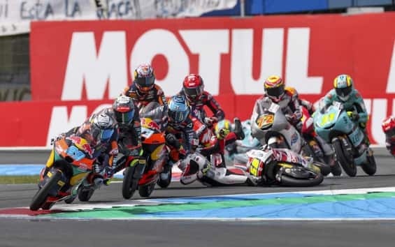 https://static.sky.it/editorialimages/d1d4a125b36686f7993febdb3ccdb4727c77e16d/skysport/it/motori/motogp/video/2025/06/29/luca-lunetta-moto3-oggi-video-incidente/lunetta_moto3_dorna.jpg?im=Resize,width=565