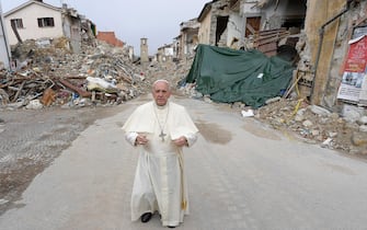 Papa ad Amatrice Le pape François s?est rendu, le 4 octobre 2016, à Amatrice (centre de l?Italie), la ville la plus touchée par le tremblement de terre du 24 août qui a fait 298 morts. (Photo by Maurix/Gamma-Rapho via Getty Images)