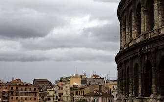 Il cielo carico di nubi a Roma, 26 ottobre 2011. ANSA/MASSIMO PERCOSSI