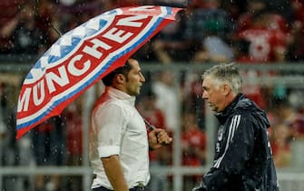 epa06150649 Munich's sports director Hasan Salihamidzic  (L) and Bayern's head coach Carlo Ancelotti after the German Bundesliga soccer match between FC Bayern Munich and Bayer 04 Leverkusen in Munich, Germany, 18 August 2017.  EPA/RONALD WITTEK (EMBARGO CONDITIONS - ATTENTION: Due to the accreditation guidelines, the DFL only permits the publication and utilisation of up to 15 pictures per match on the internet and in online media during the match.)