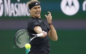 epa11221472 Alexander Zverev of Germany in action against Carlos Alcaraz of Spain during the quarterfinals of the BNP Paribas Open in Indian Wells, California, USA, 14 March 2024.  EPA/JOHN G. MABANGLO