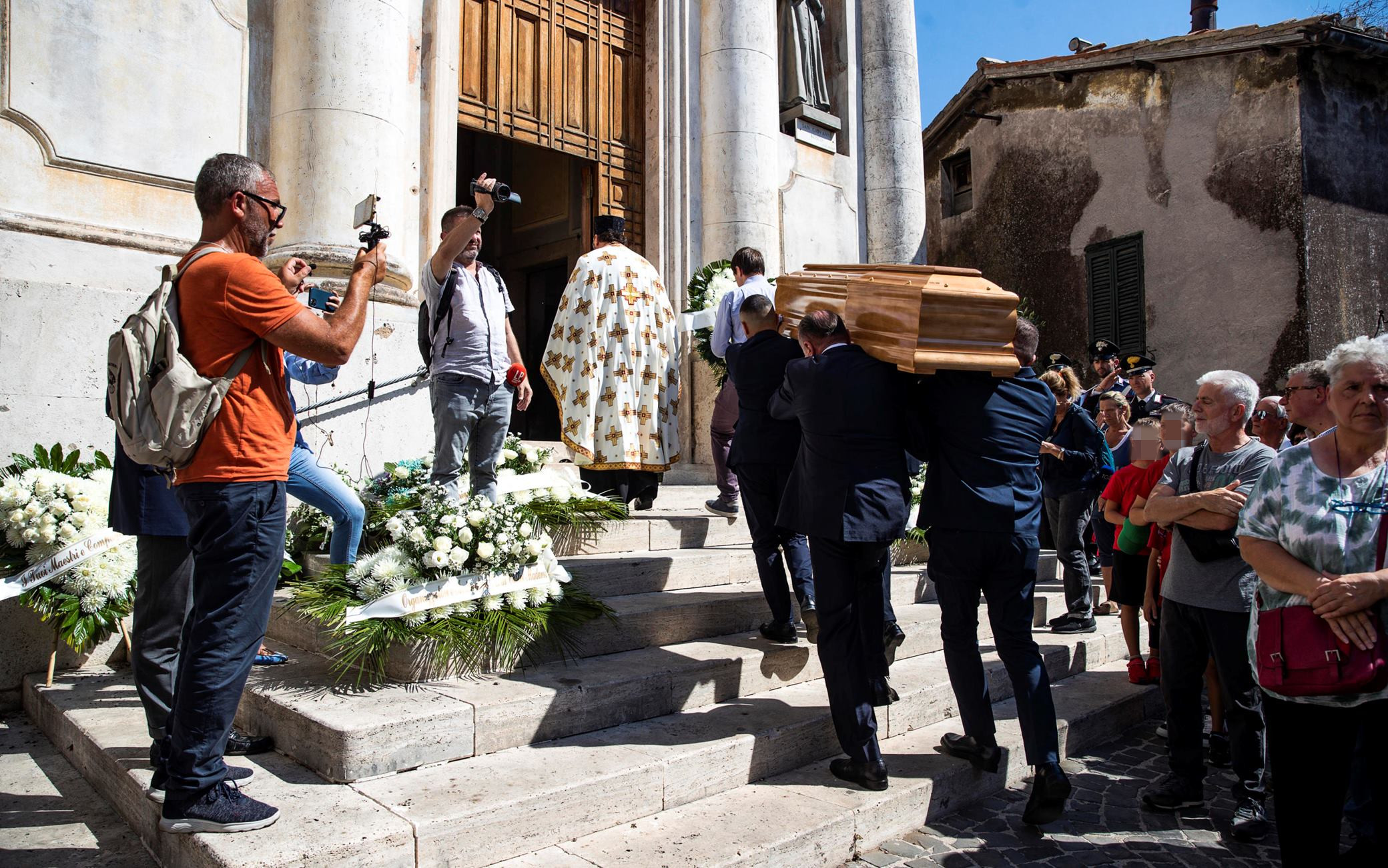 Bambino morto alle terme di Cretone, rabbia e dolore ai funerali di