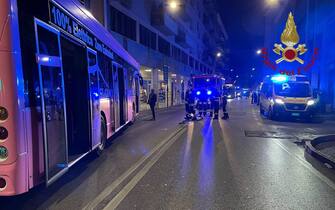 Nuovo incidente per un bus di linea a Mestre, in Via Carducci, l'autobus, un mezzo elettrico ha urtato un pilastro di un'abitazione dopo che il conducente ha perso il controllo del mezzo e ha attraversato la carreggiata, 14 ottobre 2023. Nell'incidente l'autista è rimasto ferito, mentre quattordici passeggeri avrebbero riportato contusioni lievi. 
ANSA/VIGILI DEL FUOCO
+++ ANSA PROVIDES ACCESS TO THIS HANDOUT PHOTO TO BE USED SOLELY TO ILLUSTRATE NEWS REPORTING OR COMMENTARY ON THE FACTS OR EVENTS DEPICTED IN THIS IMAGE; NO ARCHIVING; NO LICENSING +++ NPK +++