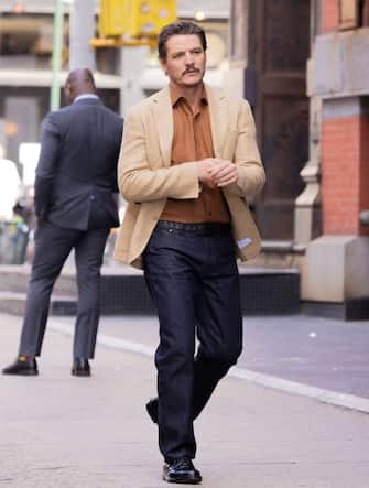 Pedro Pascal 06_materialists_set_pedro_pascal_dakota_johnson_ipa - 1