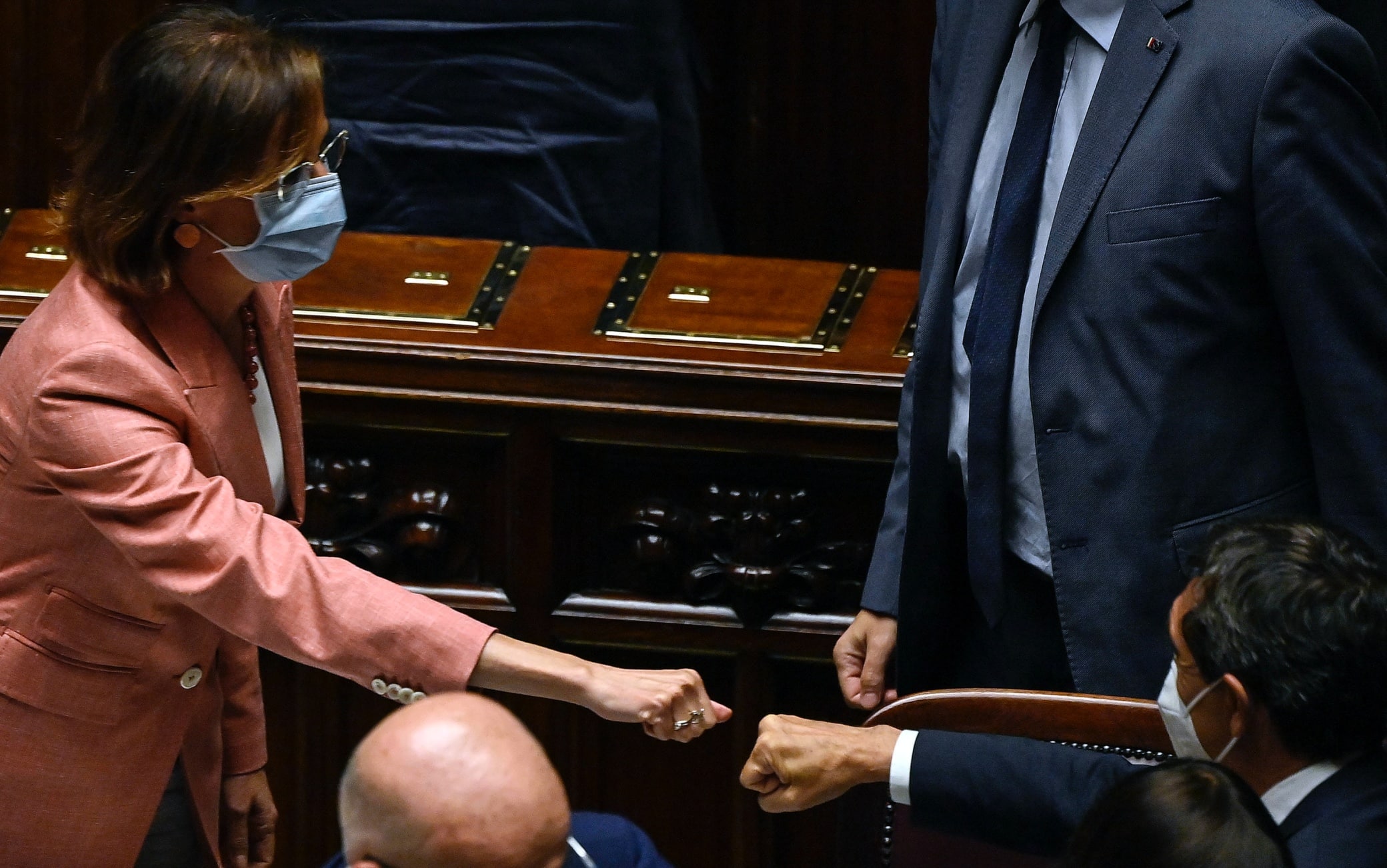 Il ministro della Giustizia, Marta Cartabia, riceve le congratulazioni dai colleghi dopo il voto finale alla Camera dei Deputati sulla riforma della giustizia, Roma, 3 agosto 2021. ANSA/RICCARDO ANTIMIANI