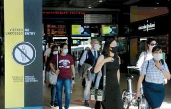 Milano, Fase 3, verso la normalita da coronavirus, Gente in arrivo alla Stazione delle Ferrovie Nord Cadorna dopo la riapertura delle regioni