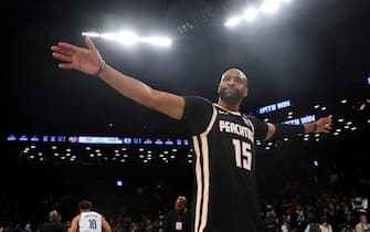 NEW YORK, NEW YORK - JANUARY 12:  Vince Carter #15 of the Atlanta Hawks waves to the crowd following their 108-86 lose to the Brooklyn Nets at Barclays Center on January 12, 2020 in New York City. NOTE TO USER: User expressly acknowledges and agrees that, by downloading and or using this photograph, User is consenting to the terms and conditions of the Getty Images License Agreement. Mandatory Copyright Notice: Copyright 2020 NBAE.  (Photo by Mike Stobe/Getty Images)