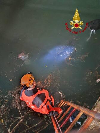 Sono tre le vittime accertate dell'incidente stradale avvenuto la scorsa notte a Portogruaro (Venezia), dove una Bmw è finita nel canale Reghena, dopo aver sfondato il guardrail. I sommozzatori dei vigili del fuoco hanno proseguito a lungo a scandagliare il corso d'acqua perchè, tra i primi soccorritori, si era diffusa la voce vi fosse un quarto passeggero a bordo. Le salme recuperate, ancora tutte nell'abitacolo della berlina, sono quelle di due ragazzi ventenni e di una ragazza loro coetanea. 
ANSA/ Vigili del Fuoco ANSA PROVIDES ACCESS TO THIS HANDOUT PHOTO TO BE USED SOLELY TO ILLUSTRATE NEWS REPORTING OR COMMENTARY ON THE FACTS OR EVENTS DEPICTED IN THIS IMAGE; NO ARCHIVING; NO LICENSING NPK