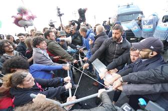 Scontri con le forze dell'ordine in assetto antisommossa si sono verificati durante il corteo di una trentina di giovani che protestano per la presenza a Napoli di Roberto Vannacci, Napoli, 02 maggio 2024. ANSA/CESARE ABBATE