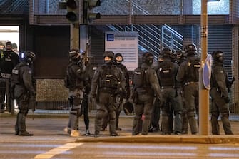 epaselect epa10512742 Armed police officers gather at the scene of a shooting in Hamburg, Germany, 09 March 2023. According to police, the shooting took place around 9 pm, killing seven people and injuring at least eight others. The gunman is believed to be among the several dead found in the building, police said.  EPA/NEWS5