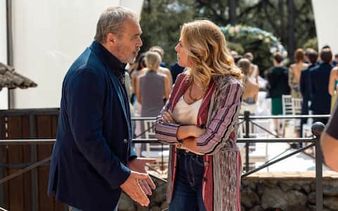 Claudio Amendola e Claudia Gerini in una scena di Fuori la verità