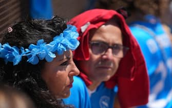 Festa Napoli Tifosi in attesa dei giocatori del Napoli in via Caracciolo, Napoli, 26 maggio 2025. // SSC Napoli's supporter wait for SCC Napoli players in Caracciolo street, in Naples, Italy, 26 May 2025. ANSA/CESARE ABBATE