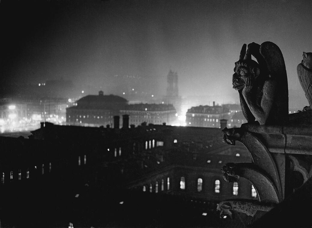 7.-Brassa_C3_AF-Vista-notturna-di-Parigi-da-Notre-Dame-La-chimera-del-_E2_80_9Cdiavolo_E2_80_9D-1933...jpg