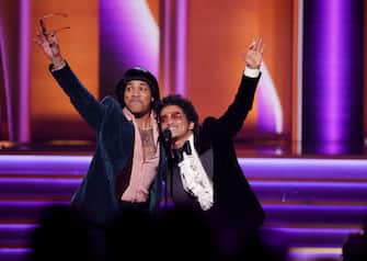 LAS VEGAS, NEVADA - APRIL 03: (L-R) Anderson .Paak and Bruno Mars of Silk Sonic accept the Record Of The Year award for â  Leave The Door Openâ   onstage during the 64th Annual GRAMMY Awards at MGM Grand Garden Arena on April 03, 2022 in Las Vegas, Nevada. (Photo by Rich Fury/Getty Images for The Recording Academy)