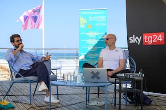 Alessio Bertallot, dj e speaker di Radio Capital, insieme a Michele Boroni ha parlato di “Intelligenza artificiale: una playlist tra mito, fake e realtà”
