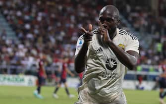 Roma's Romelu Lukaku jubilates after scoring the goal 0-4 during  the Italian Serie A soccer match Cagliari calcio vs AS Roma at the Unipol domus in Cagliari, Italy, 8 October 2023 
ANSA/FABIO MURRU