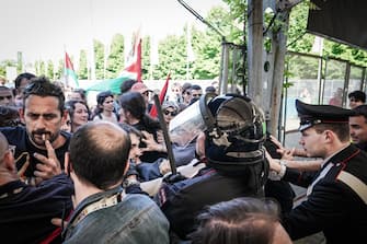 La manifestazione pro Palestina all'esterno del Salone del Libro, Torino, 11 maggio 2024. ANSA/TINO ROMANO