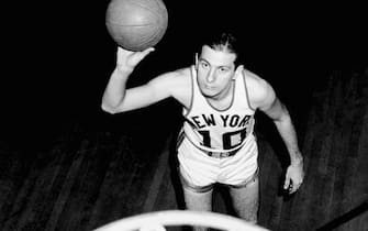 USA:  Max Zaslofsky #10 of the New York Knicks poses for a photo circa 1950-1953.  NOTE TO USER: User expressly acknowledges that, by downloading and or using this photograph, User is consenting to the terms and conditions of the Getty Images License agreement. Mandatory Copyright Notice: Copyright 1950 NBAE (Photo by NBA Photo Library/NBAE via Getty Images)