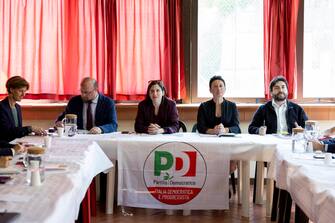 La segretaria del Pd Elly Schlein con i componenti della segreteria del partito durante  la prima riunione della segreteria Pd  a Riano (Roma), 21 aprile 2023 .
ANSA/MASSIMO PERCOSSI