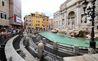 Transenne a Fontana di Trevi in occasione della finale di Conference League tra la Roma e gli olandesi del Feyenoord, Roma, 25 maggio 2022.  ANSA / ETTORE FERRARI