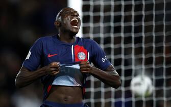 epa10881476 Paris Saint Germain's Randal Kolo Muani celebrates scoring the 2-0 goal during the French Ligue 1 match between Paris Saint-Germain and Olympique de Marseille in Paris, France, 24 September 2023.  EPA/YOAN VALAT