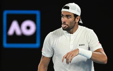 epa10410295 Matteo Berrettini of Italy in action against Andy Murray of Britain during their first round match at the 2023 Australian Open tennis tournament at Melbourne Park in Melbourne, Australia, 17 January 2023.  EPA/LUKAS COCH  AUSTRALIA AND NEW ZEALAND OUT