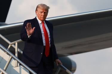 ATLANTA, GEORGIA - AUGUST 24: Former U.S. President Donald Trump arrives at Atlanta Hartsfield-Jackson International Airport on August 24, 2023 in Atlanta, Georgia. Trump is expected to surrender at the Fulton County jail, where he will be booked on 13 charges related to an alleged plan to overturn the results of the 2020 presidential election in Georgia. (Photo by Joe Raedle/Getty Images)