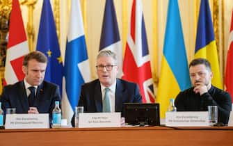 epa11935387 (L-R) French President Emmanuel Macron, British Prime Minister Keir Starmer and Ukrainian President Volodymyr Zelensky attend a summit on Ukraine, at Lancaster House in London, Britain, 02 March 2025. The British prime minister is hosting a summit of European leaders in London to discuss the ongoing war in Ukraine.  EPA/JAVAD PARSA  NORWAY OUT