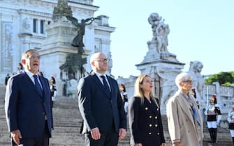 Un momento della deposizione di una corona al monumento al Milite Ignoto presso l’altare della Patria in occasione delle celebrazioni per la festa delle Forze Armate. Roma, 4 novembre 2023. ANSA/CLAUDIO PERI