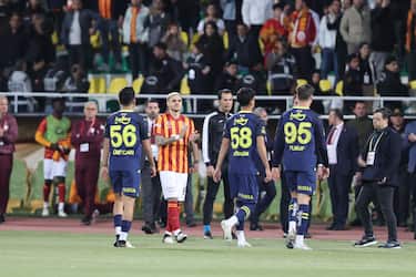 SANLIURFA, TURKIYE - APRIL 07: Players of Galatasaray applaud players of Fenerbahce while they leaving the pitch during Turkish Super Cup football match between Galatasaray and Fenerbahce at 11 Nisan Stadium in Sanliurfa, Turkiye on April 07, 2024. Fenerbahce is playing in the match with their U19 team. The match was abandoned after Fenerbahce withdrew in the 2nd minute. (Photo by Adsz Gunebakan/Anadolu via Getty Images)
