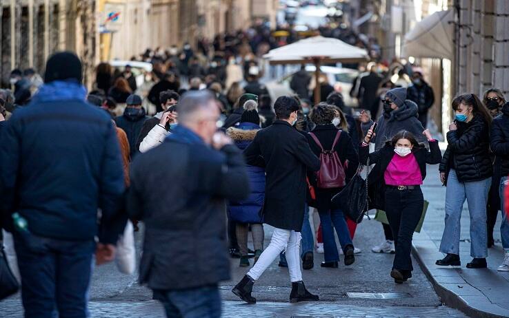 Folla a via Condotti. Roma, 14 febbraio 2021
ANSA/MASSIMO PERCOSSI
