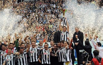Italian forward and captain of Juventus FC, Alessandro Del Piero, holds the Italian Serie A trophy, the Scudetto, after the soccer match against Atalanta BC at Juventus stadium in Turin, Italy, 13 May 2012.
ANSA/ALESSANDRO DI MARCO